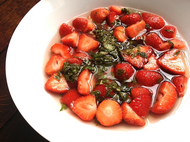 Soupe de fraises vin épicé